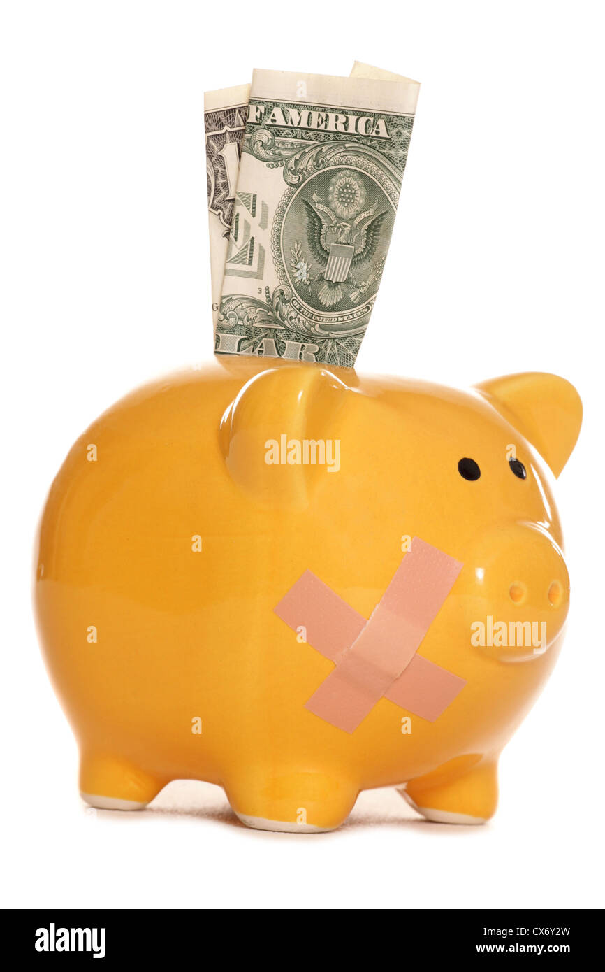 Sparschwein mit Gips und einem Dollar Bill-Studio-Ausschnitt Stockfoto