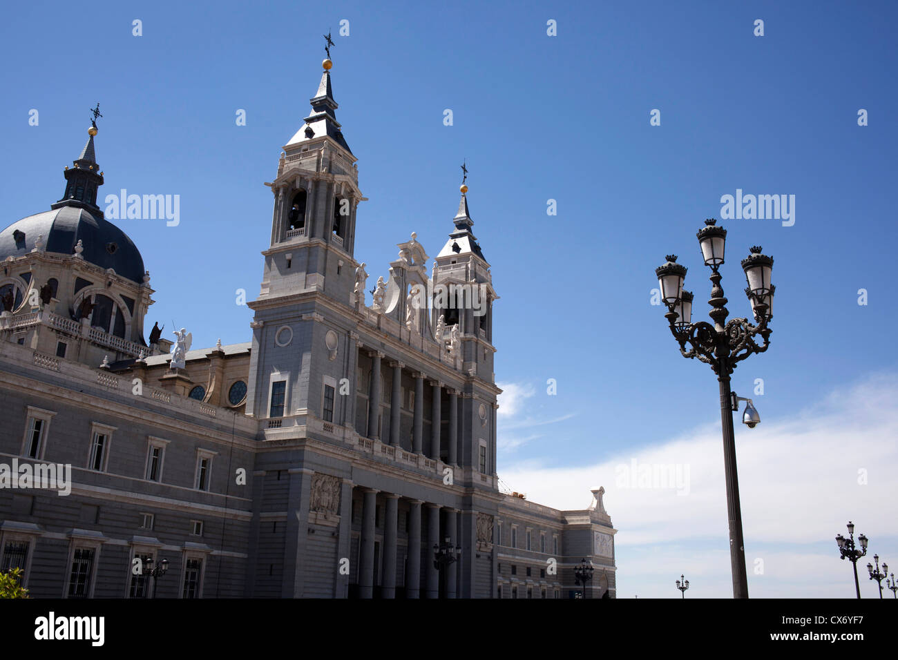 Die Außenseite der Kathedrale Catedral de Nuestra Señora De La Almudena steht gegenüber dem Königspalast. Stockfoto