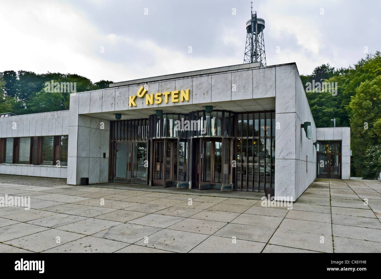 Kunsten Museum of Modern Art in Aalborg in Dänemark mit Aalborgtaarnet (der Aalborg Turm) im Hintergrund Stockfoto