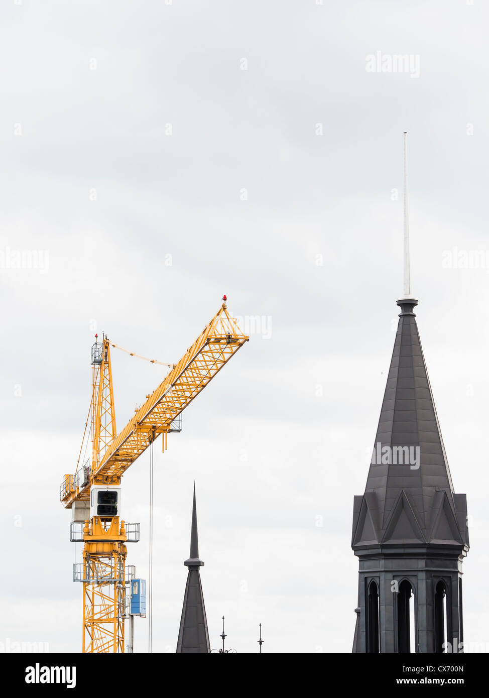 Stadtentwicklung in Stockholm, Stahl Kran neben alten Turm Stockfoto