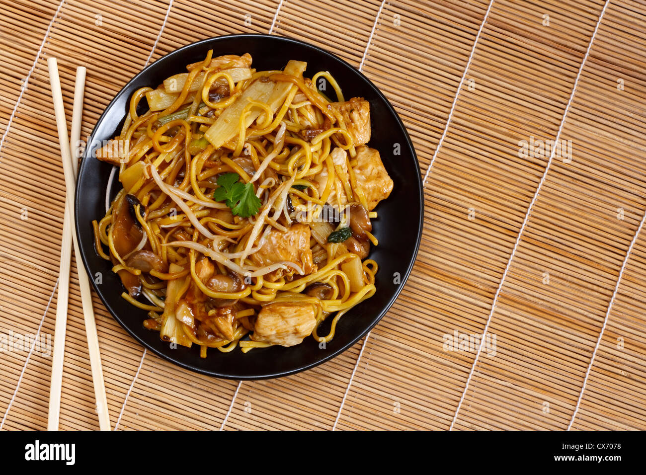 Huhn Chow Mein ein beliebtes Orientalisches Gericht in chinesischen restaurants Stockfoto