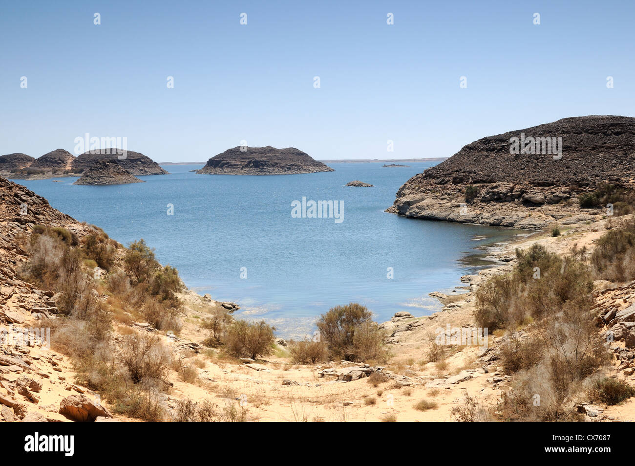 Kleine Bucht mit kleinen Inseln im Hintergrund Stockfoto