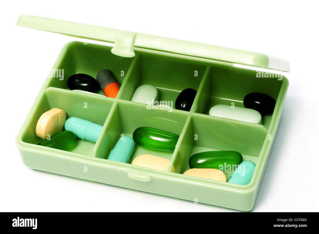 Pillen in Pill Box isoliert auf weißem Hintergrund Stockfoto