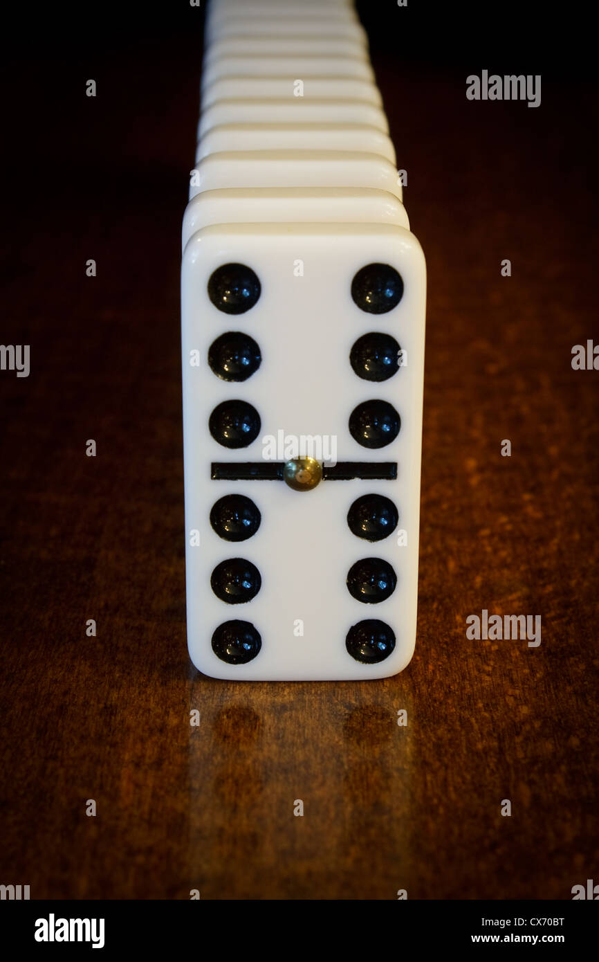 finanzielle und politische Konzept zur Veranschaulichung drohenden Domino-Effekt oder Domino-Theorie Stockfoto