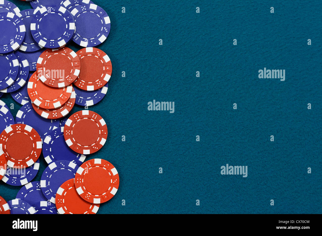 Glücksspiel Chips Rahmen auf blaue Karte Tabellenhintergrund Stockfoto