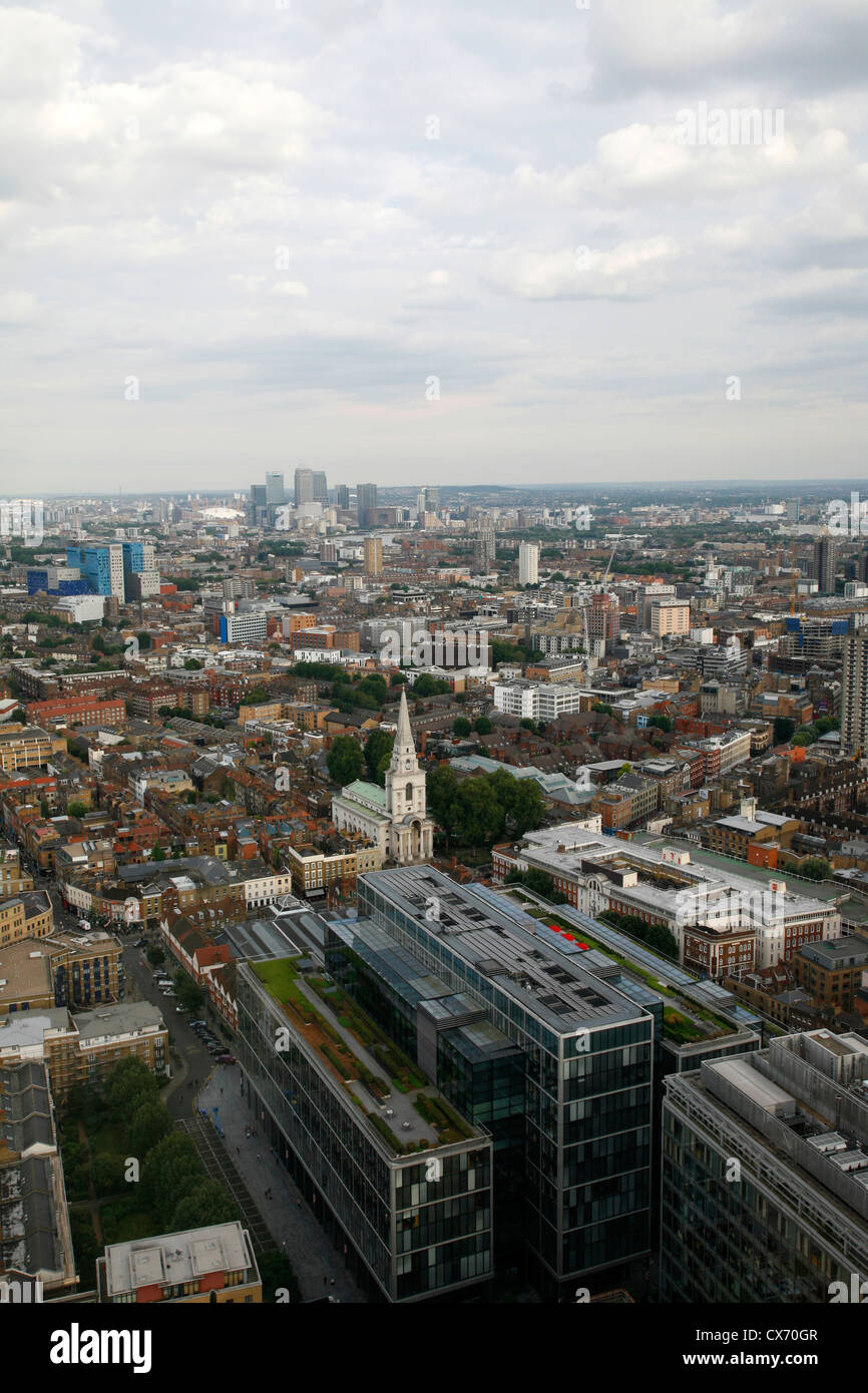 Erhöhten Blick nach unten auf Spitalfields und weiter in Richtung Osten nach Whitechapel und Canary Wharf, London, UK Stockfoto