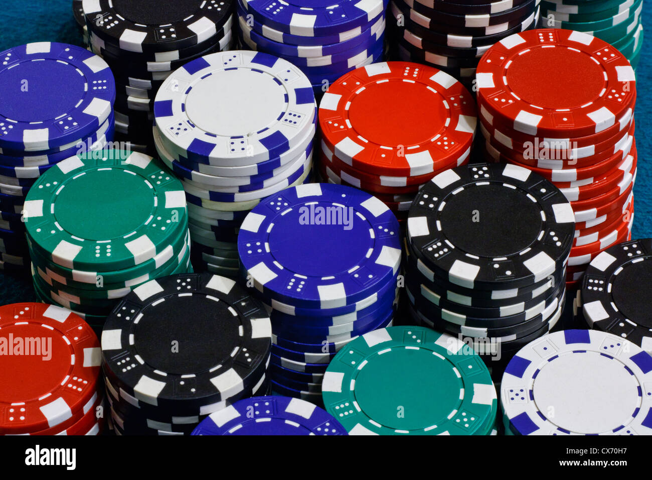 Pokerchips gestapelt am Kartentisch Stockfoto