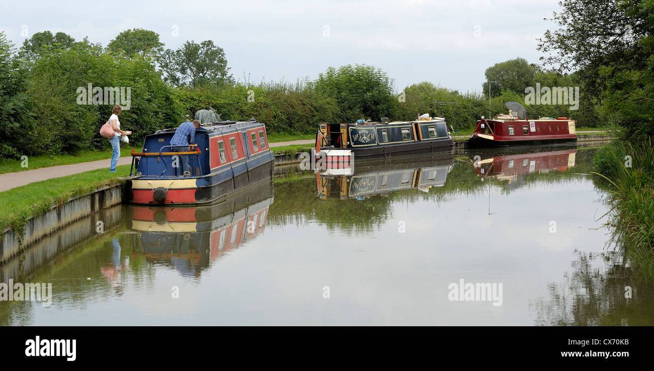 schmale Boot auf dem grand union Canal neben auf dem Weg zum Foxton sperrt Leicestershire England uk Stockfoto