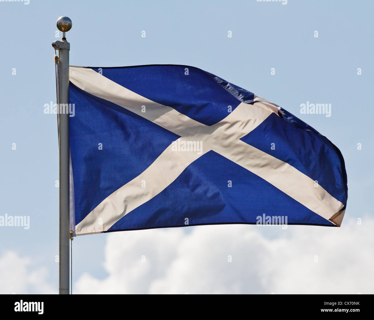 Das Blau Weisse Kreuz Von St Krauselt Sich Andrew Die Nationalflagge Schottlands Im Wind Am Fahnenmast Stockfotografie Alamy