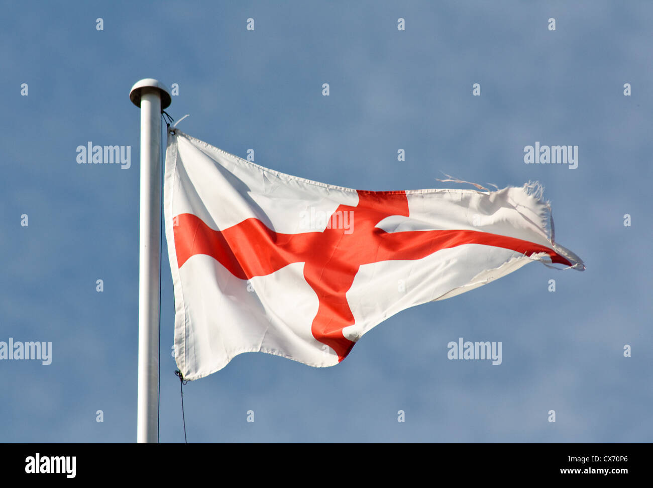 Nationalflagge von England und die Engländer die St.-Georgs-Kreuz ein rotes Kreuz auf weißem Stockfoto