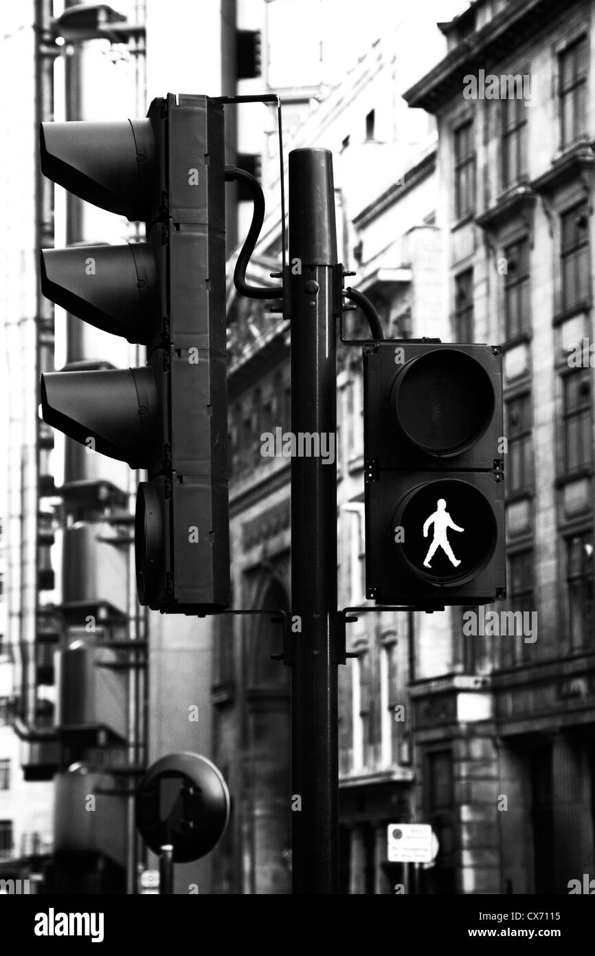 Schwarz / weiß Bild der Ampel in London UK mit grüner Mann beleuchtet Stockfoto