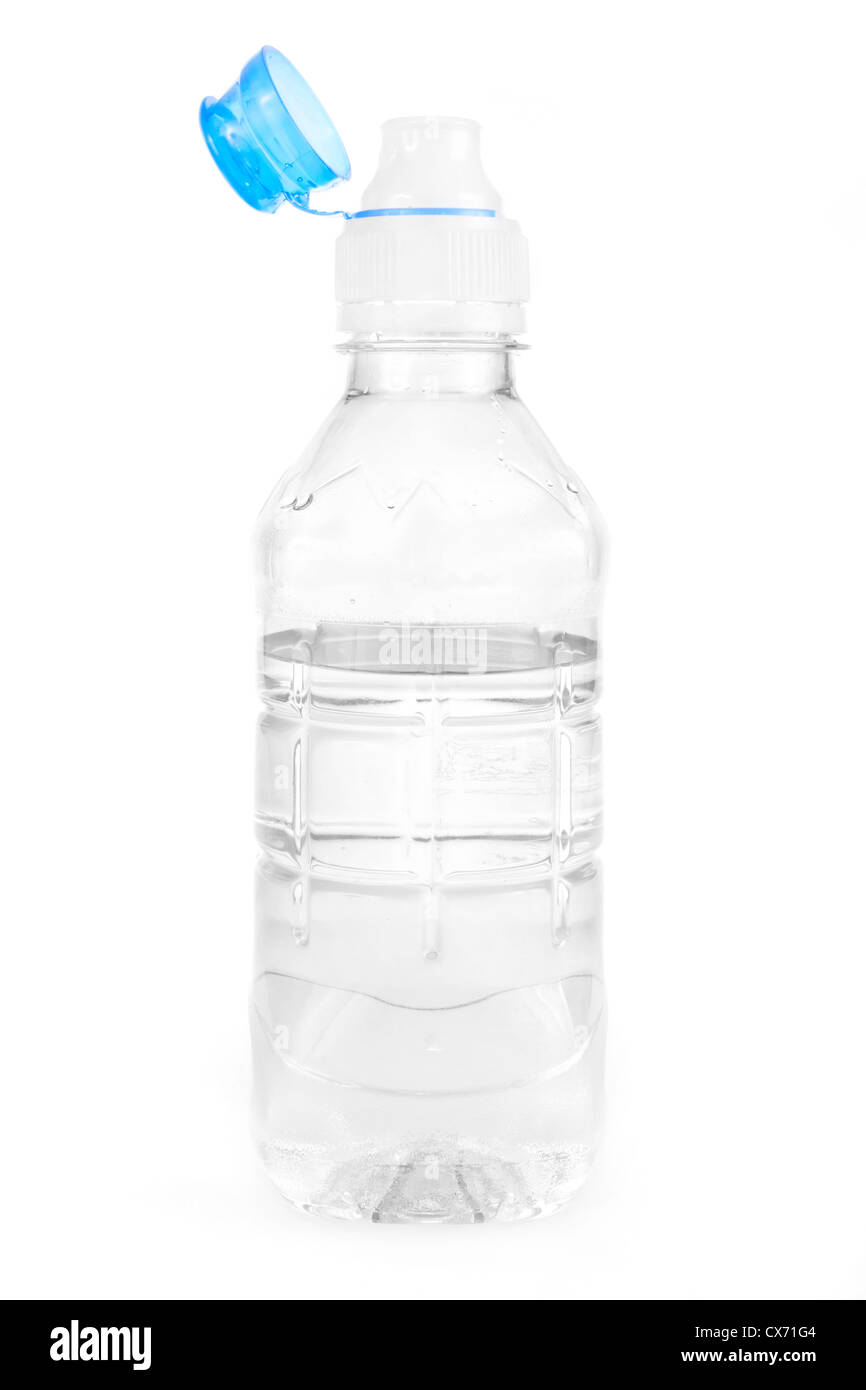 Plastikflasche Wasser auf weißem Hintergrund Stockfoto