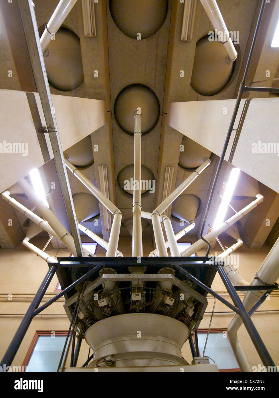 Unter Nutzung der Schwerkraft. Rezept-Mixer im Werk mit Vorratsbehälter in der Etage über der Maschine. Dordrecht, Niederlande Stockfoto