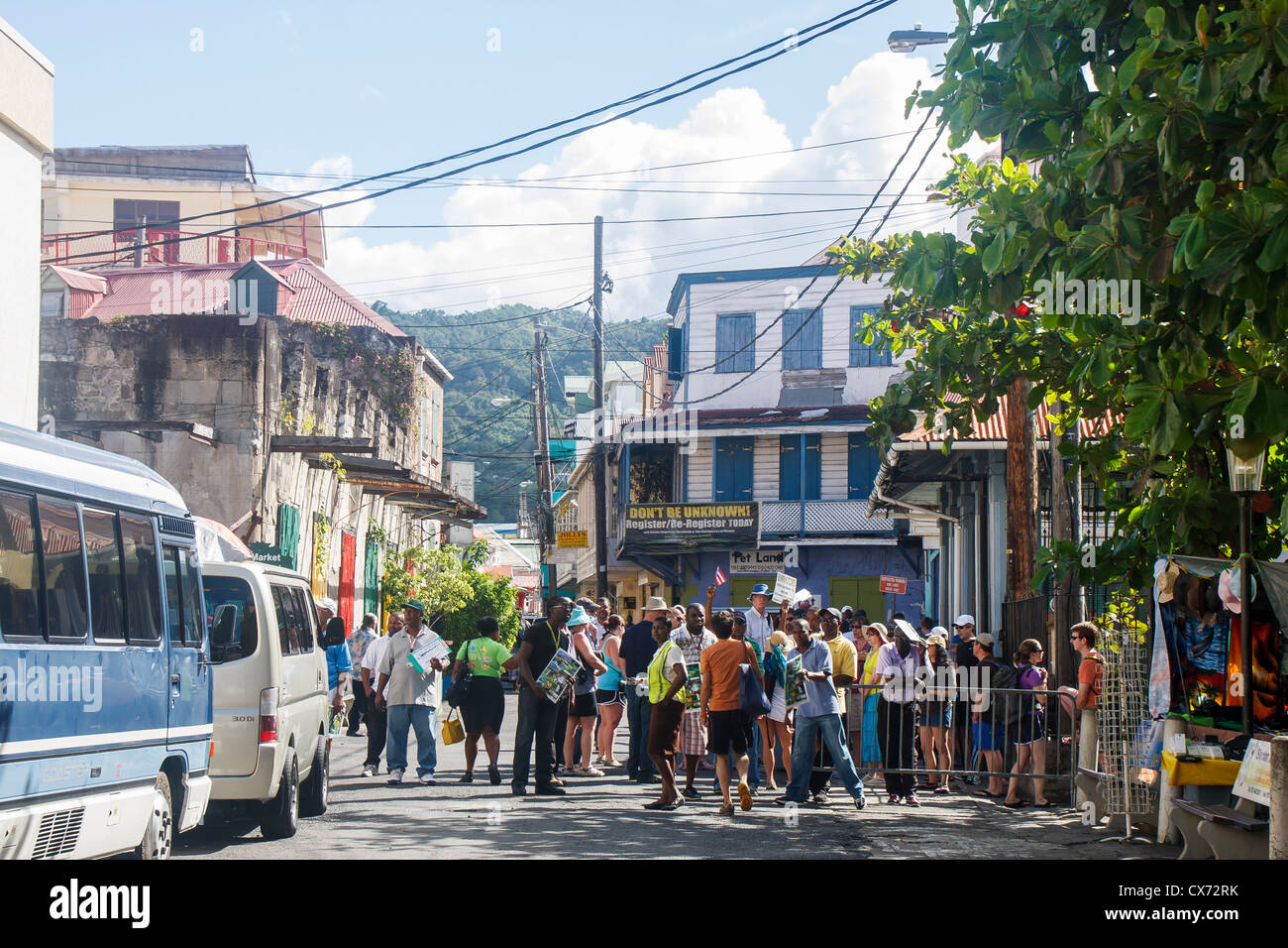 Eine Menge von Straßenhändlern und Taxifahrer auf St. Croix Stockfoto