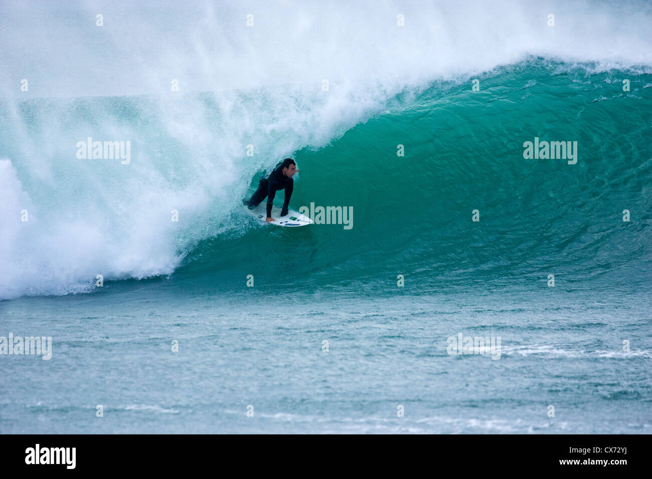 Der beste surfer, Russell Winter, erhält in Cornwall verrohrt, Großbritannien Stockfoto