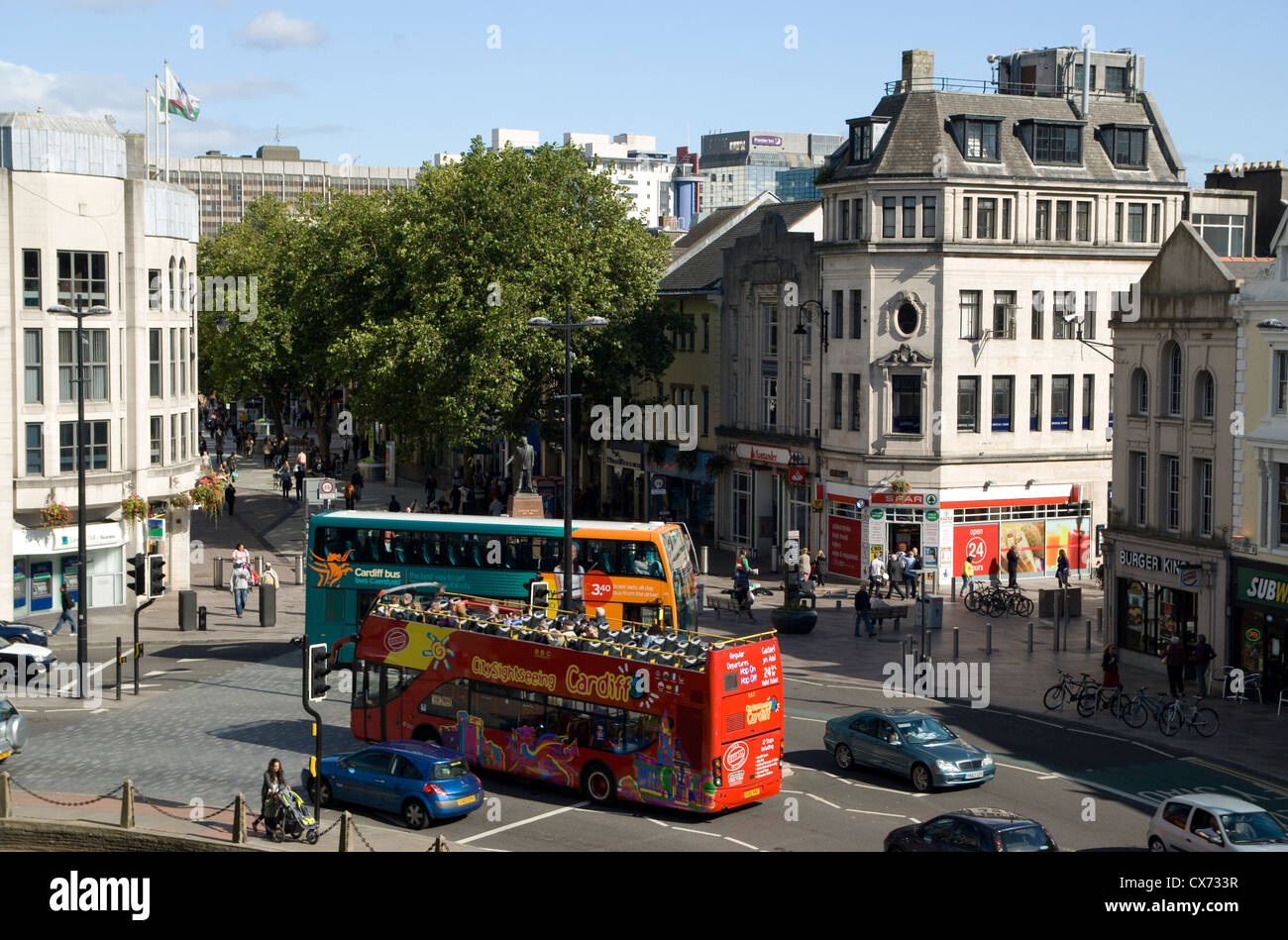 Blick auf Queen Street und Duke Street vom Schloss, Cardiff, Wales. Stockfoto
