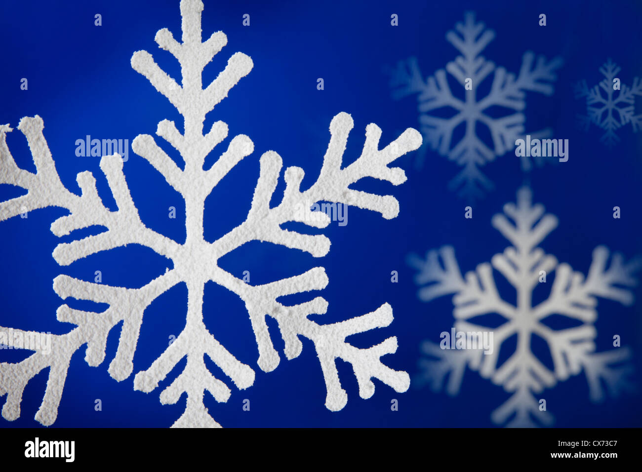 Blauer Hintergrund mit Schneeflocken. Stockfoto