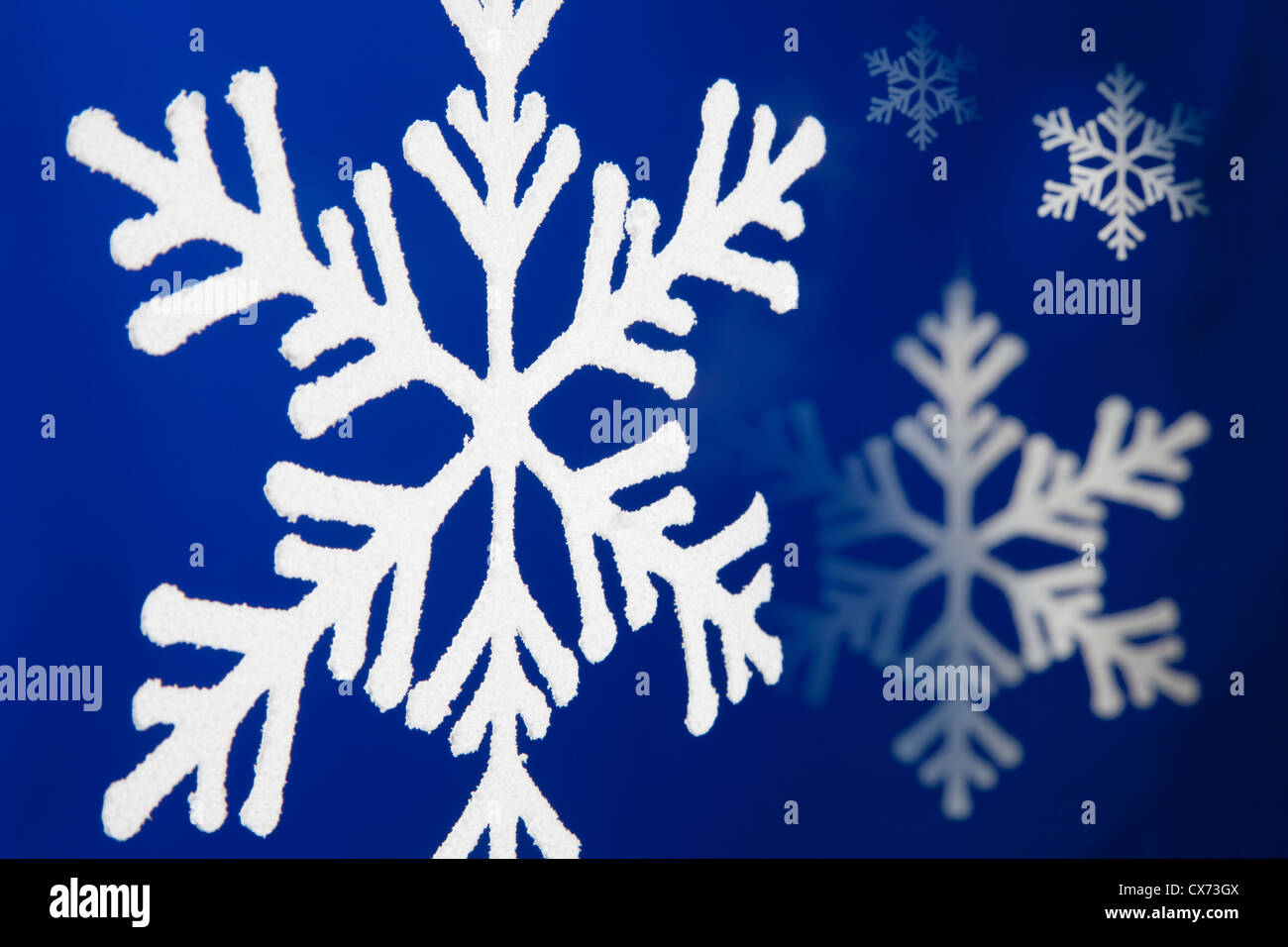 Blauer Hintergrund mit Schneeflocken. Stockfoto