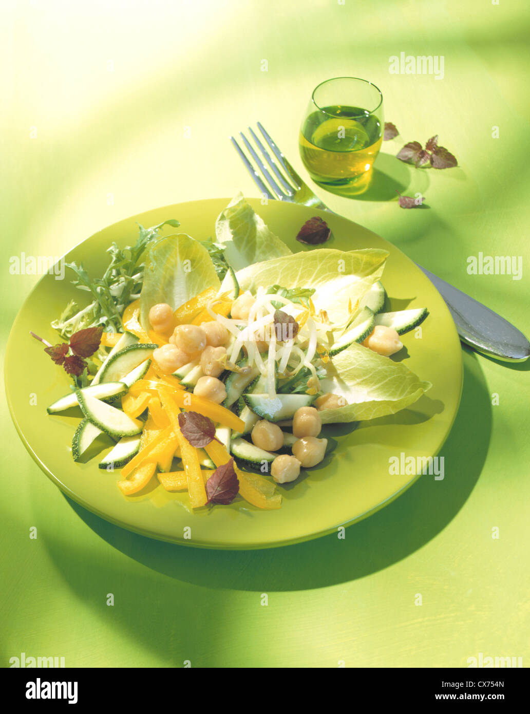 Gemischter Salat mit Kichererbsen Stockfoto