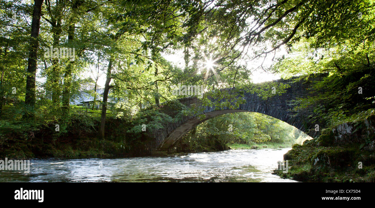 Der Fluss Brathay fließt unter der Brücke Brathay Kirche, Brathay, in der Nähe von Ambleside, Lake District, Cumbria Stockfoto
