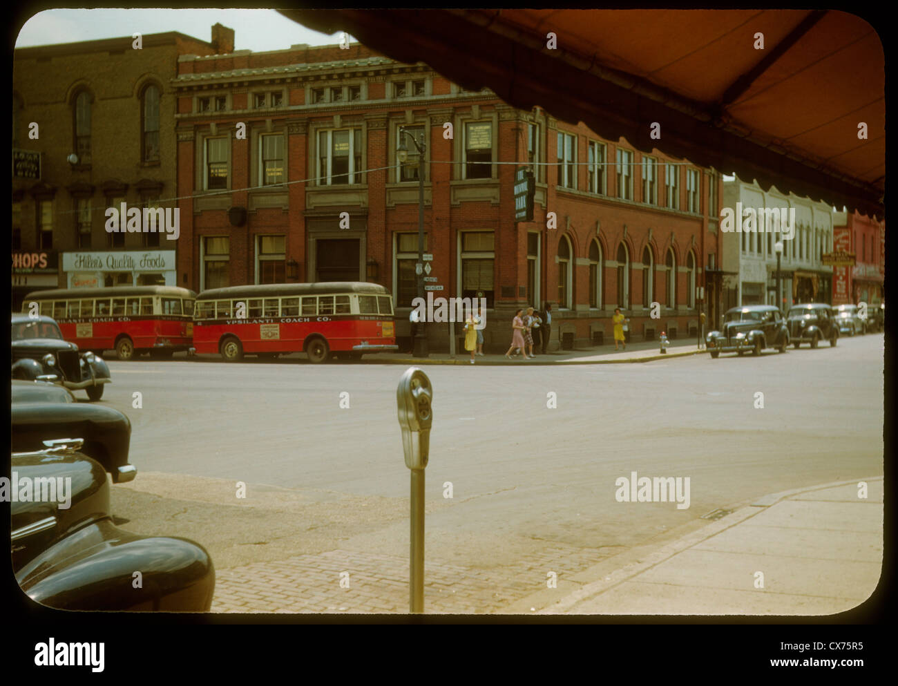 Straße Szene Ypsilanti Michigan 1940er Jahren Trainer co Innenstadt Autos Kreuzung Farbe Kodachrome Stockfoto