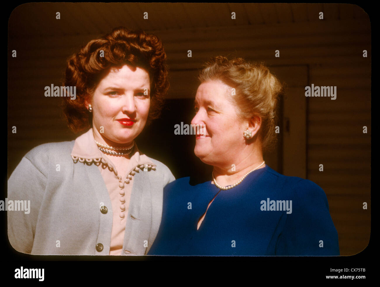 zwei Frauen Mutter Tochter Porträt Kodachrome Farbe der 1940er Jahre Indiana Mode Frisuren weißen Rothaarigen zwei Stockfoto