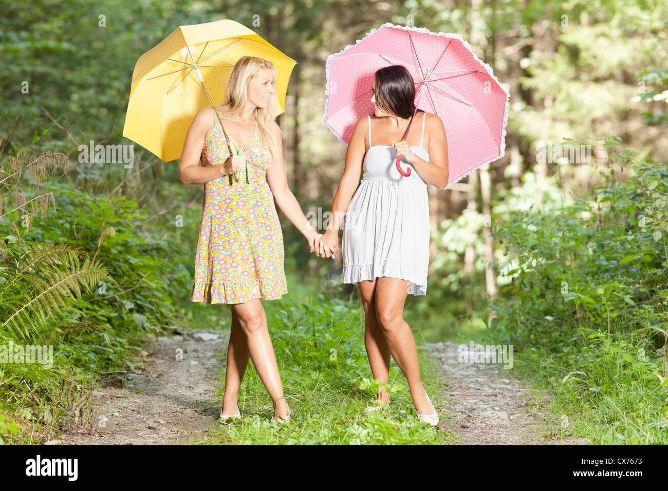 Weibliches paar ist in der Natur sprechen. Stockfoto