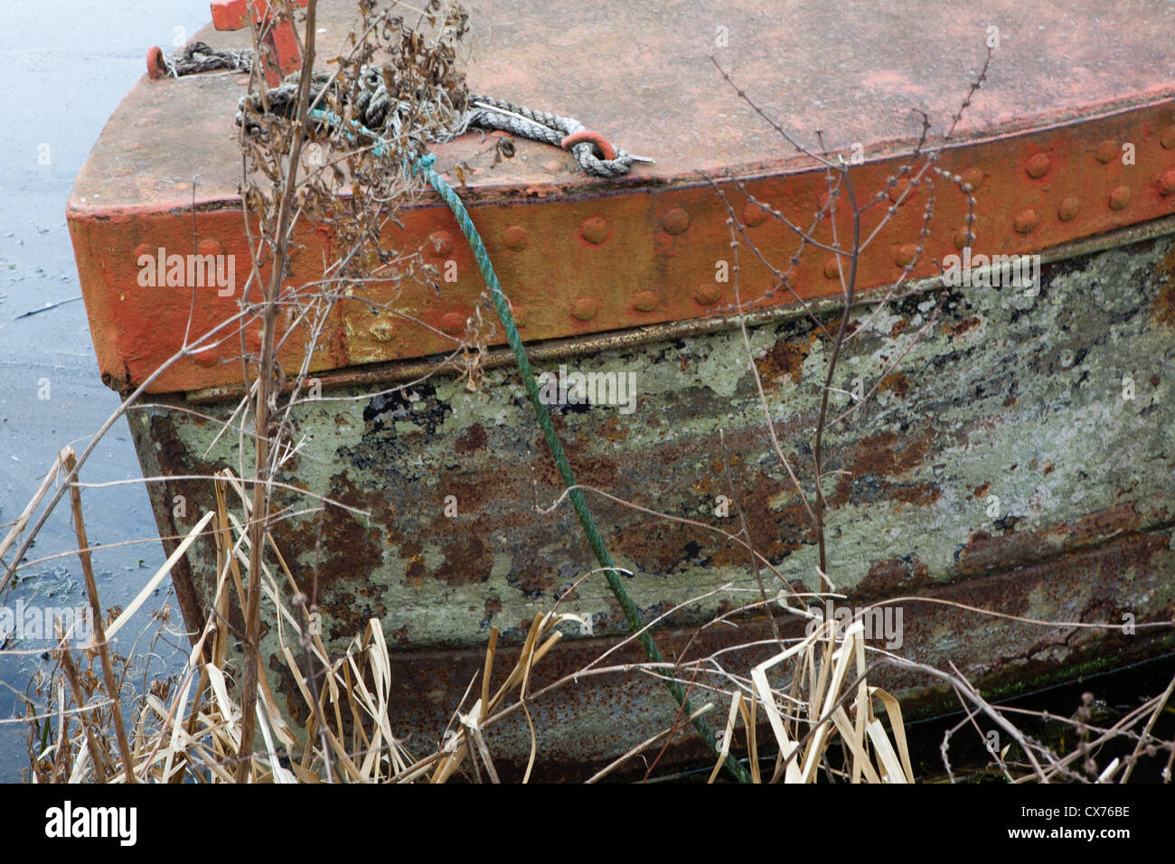 Detail der Bug der alten schmalen Boot am Kanal. Stockfoto