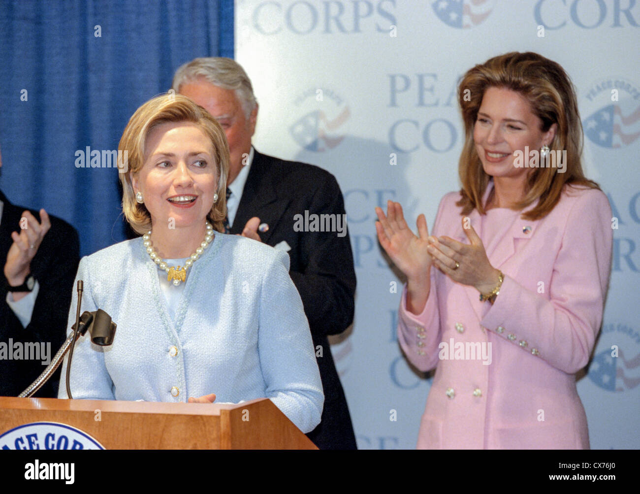 US-First Lady Hillary Clinton (L) spricht bei der Einweihung des neuen Frieden-Korps Hauptquartier als Sargent Shriver (C) und Königin Noor von Jordanien (R) am 15. September 1998 in Washington, DC zu sehen. Stockfoto