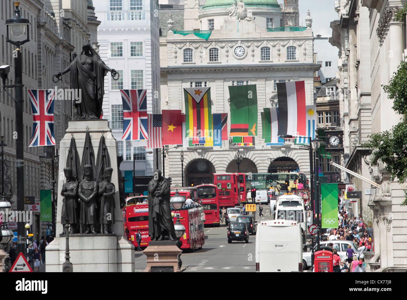 Internationale Fahnen auf dem Display in der Regent Street, London während der Olympischen Spiele 2012 Stockfoto