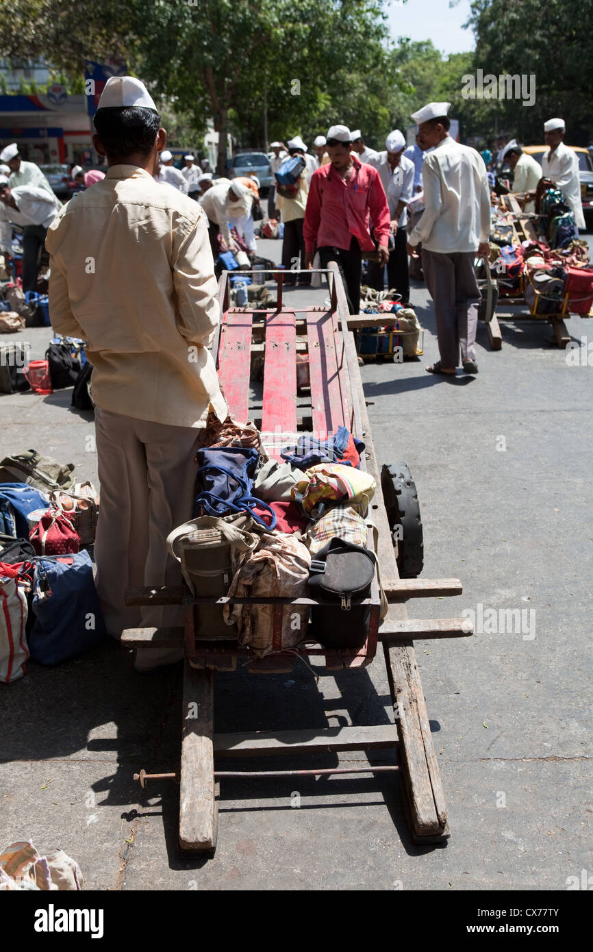 Die Dabbawalla Mittagessen Lieferung Männer Sortierung durch Mittagessen auf den Straßen von Mumbai Stockfoto