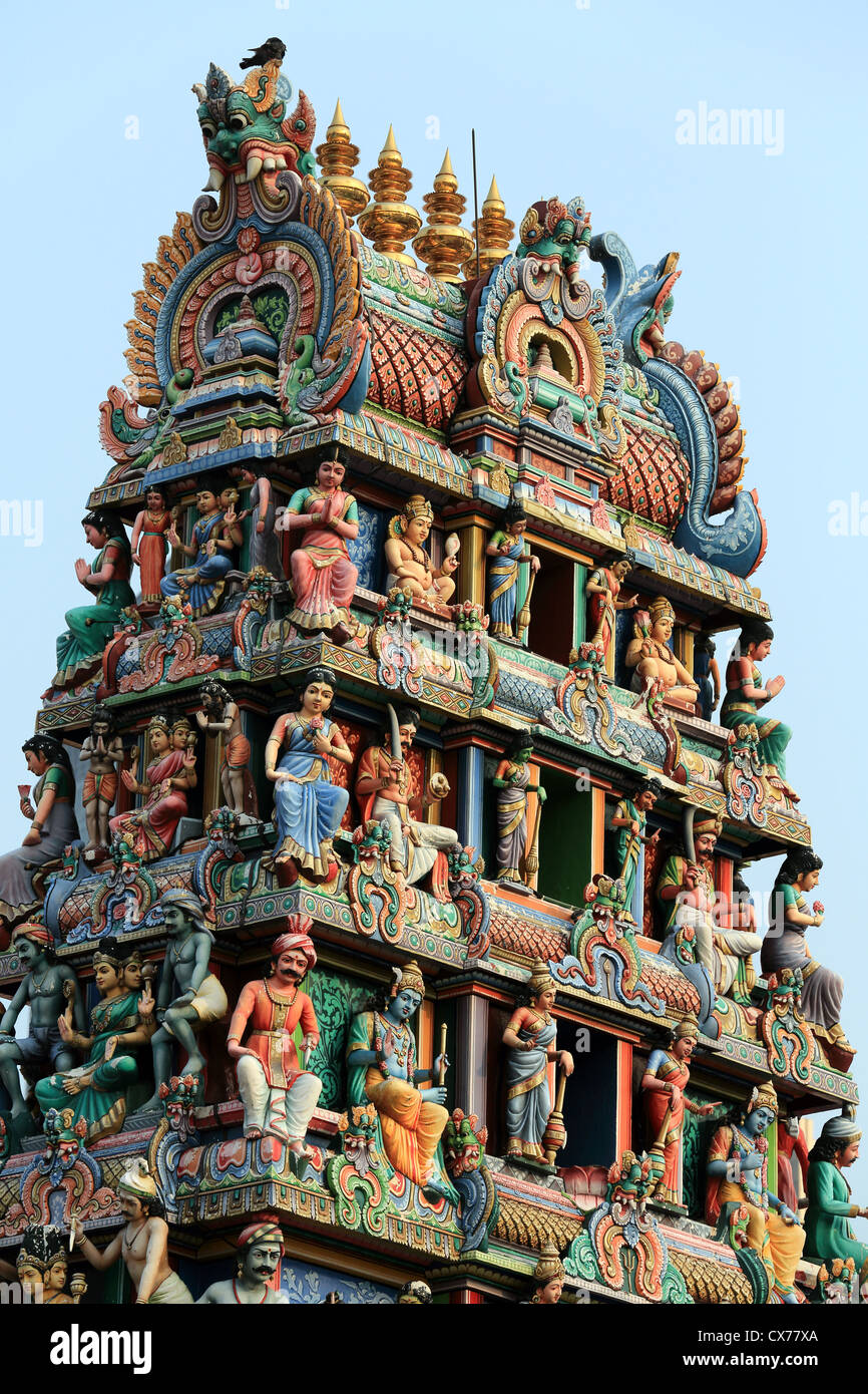 Hindu-Gottheiten auf der Gopuram von Sri Mariamman-Tempel in Pagda Street, Chinatown, Singapur Stockfoto