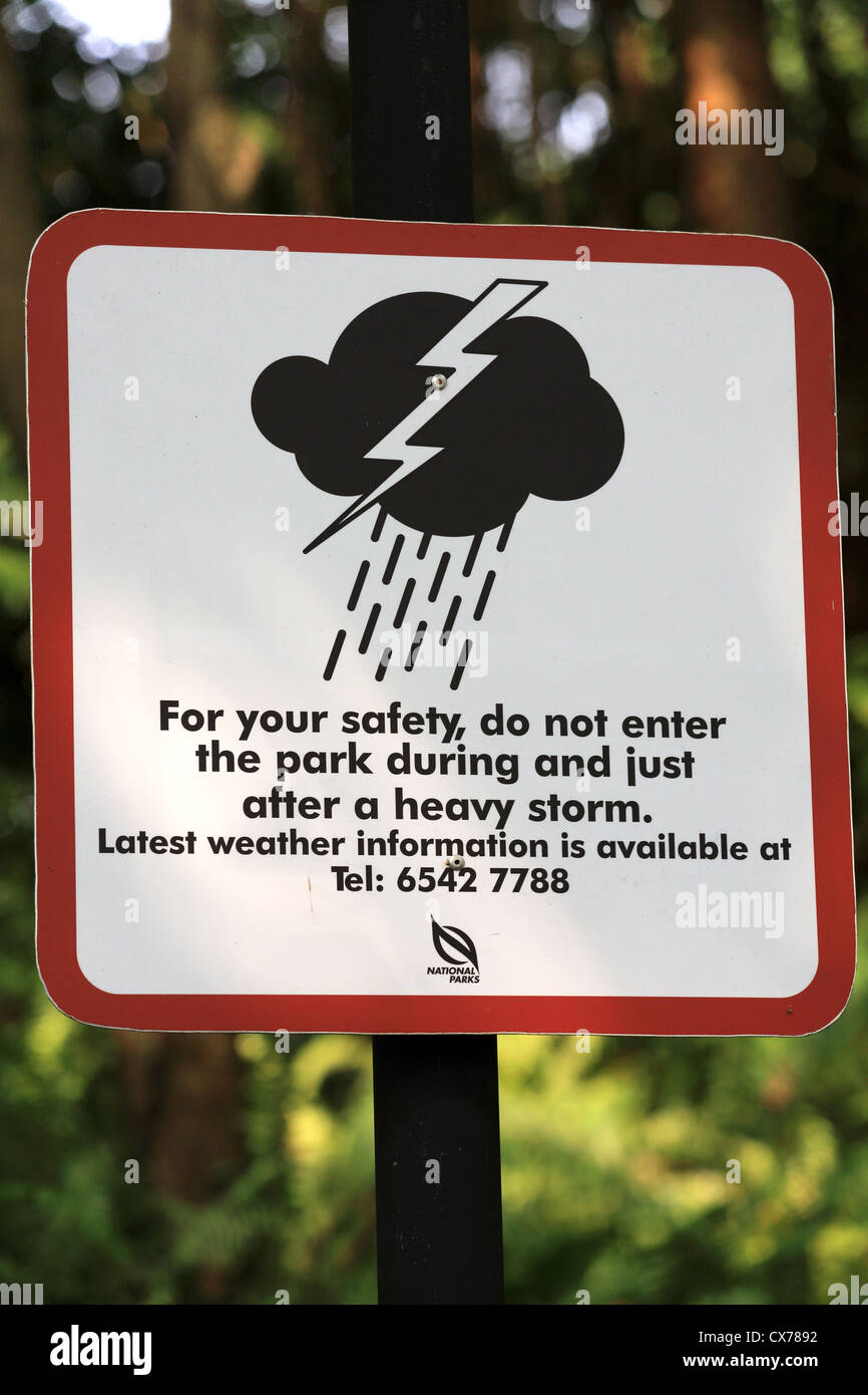 Wetter-Warnschild im Fort Canning Park, Singapur Stockfoto