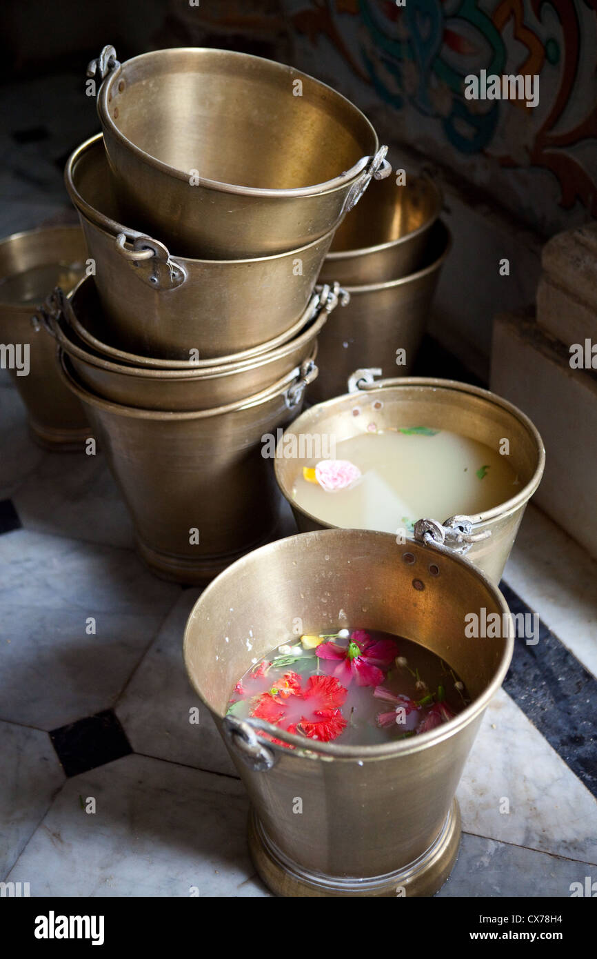 Eimer mit Blume Wasser in einem indischen Tempel Stockfoto