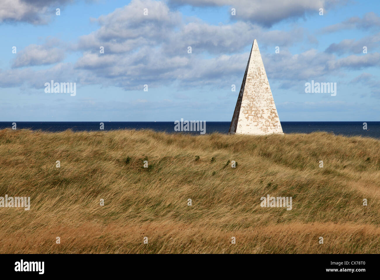 Weiße Pyramide als Navigationshilfe bei Emmanuel Head, heilige Insel Nord-Ost England UK Stockfoto