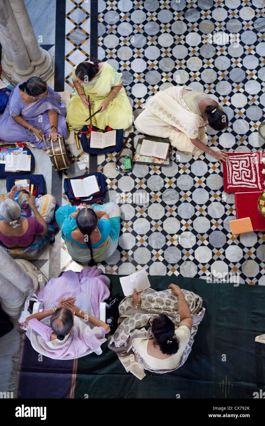 Indische Frauen, die Durchführung einer Zeremonie in einem Tempel in Mumbai Stockfoto