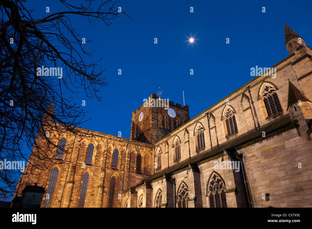 Der Mond hängt über Hexham Abbey, Hexham, Northumberland, bei Nacht Stockfoto