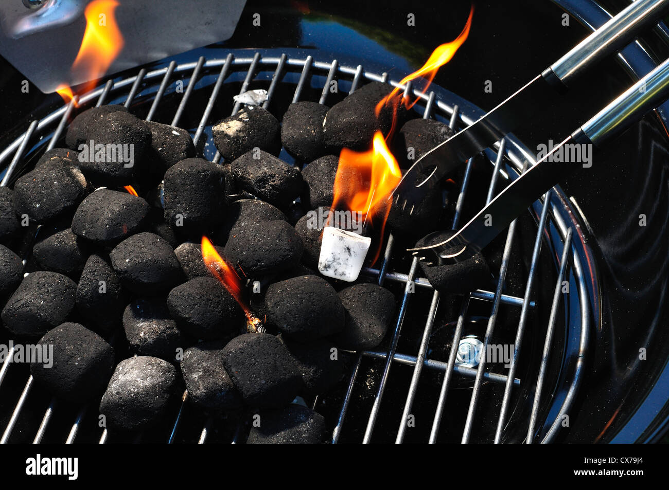 Brennen in einen kleinen tragbaren Grill Holzkohlebriketts Stockfoto