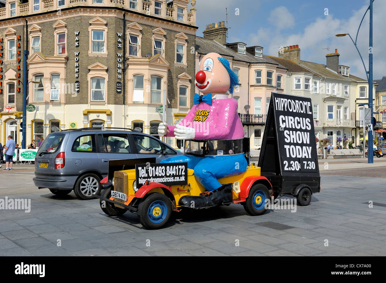 Zirkus-Auto-Förderung am Meer Zirkus Show great Yarmouth Norfolk England Vereinigtes Königreich Stockfoto