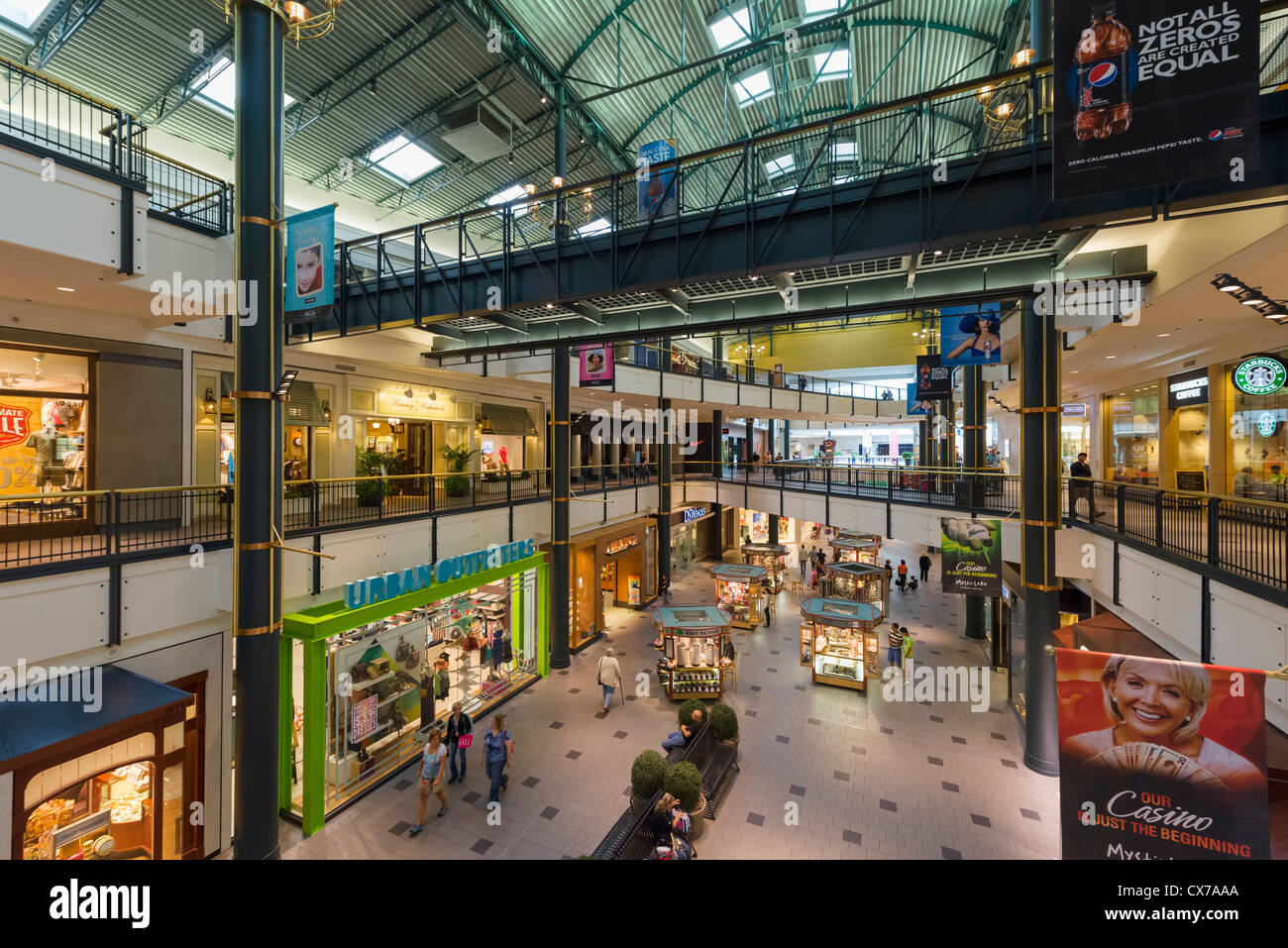 Blick über Läden auf der 1. Etage von der Mall of America in Bloomington, Minneapolis, Minnesota, USA Stockfoto