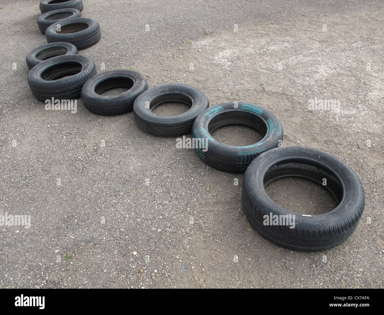 Reihe von Reifen verwendet für Spiel im Spielplatz Stockfoto