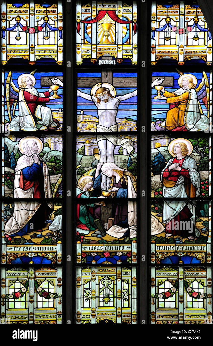 Mechelen (Malines), Belgien. Sint Romboutskathedraal / St. Rumbold's Cathedral. Buntglasfenster. Kreuzigung Stockfoto