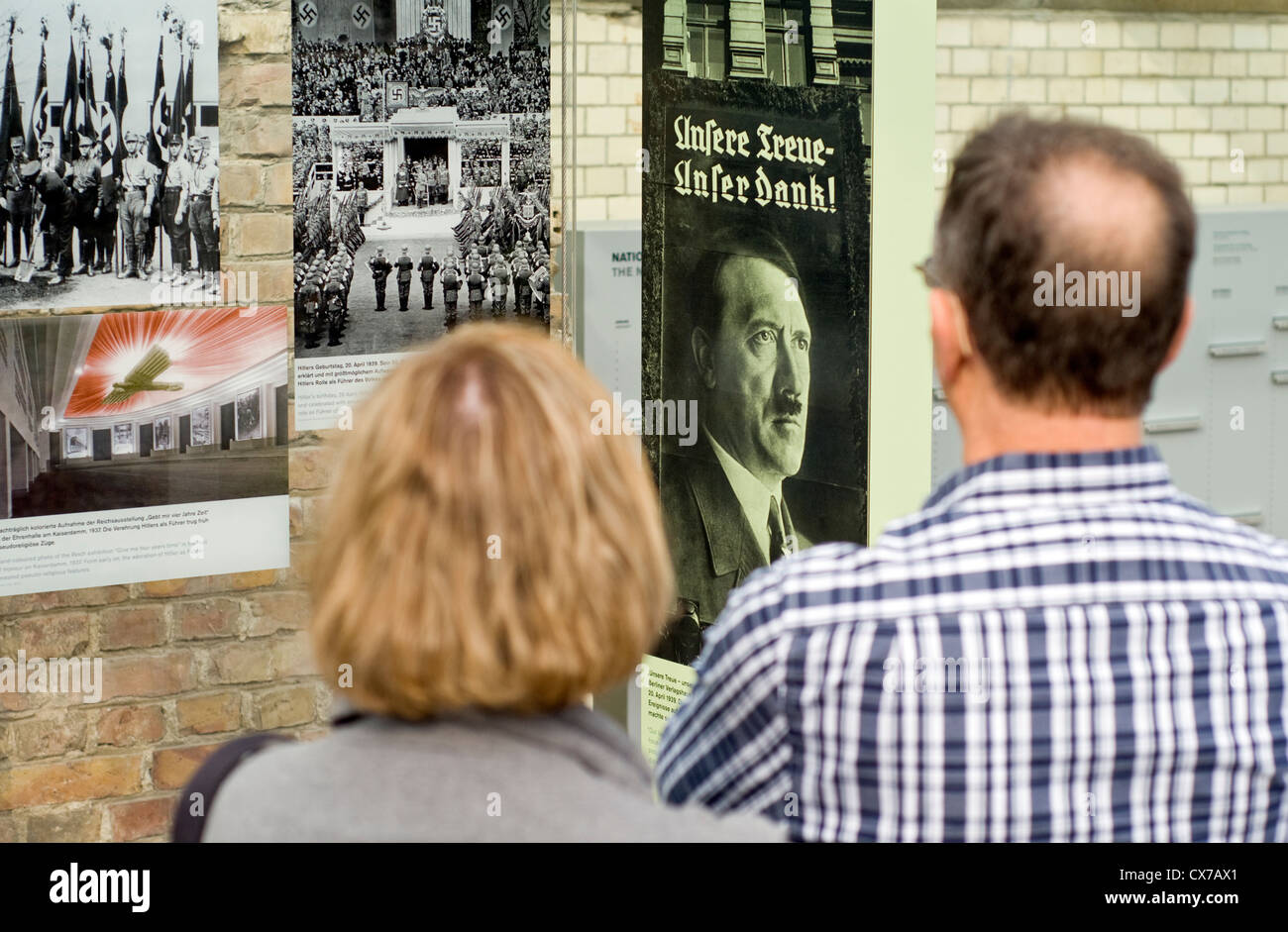 Besucher im Freilichtmuseum Topographie des Terrors in Berlin, Deutschland, die die Geschichte der Repression unter den Nazis details Stockfoto