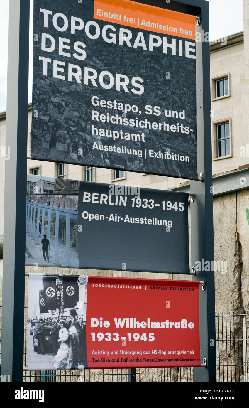 Melden Sie sich außerhalb der Topographie des Terrors-Museums in Berlin, die die Geschichte der Repression unter den Nazis details Stockfoto