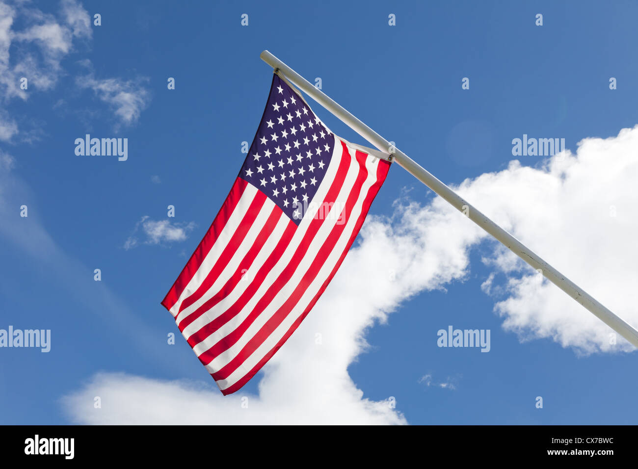 Amerikanische Flagge mit blauem Himmel Stockfoto