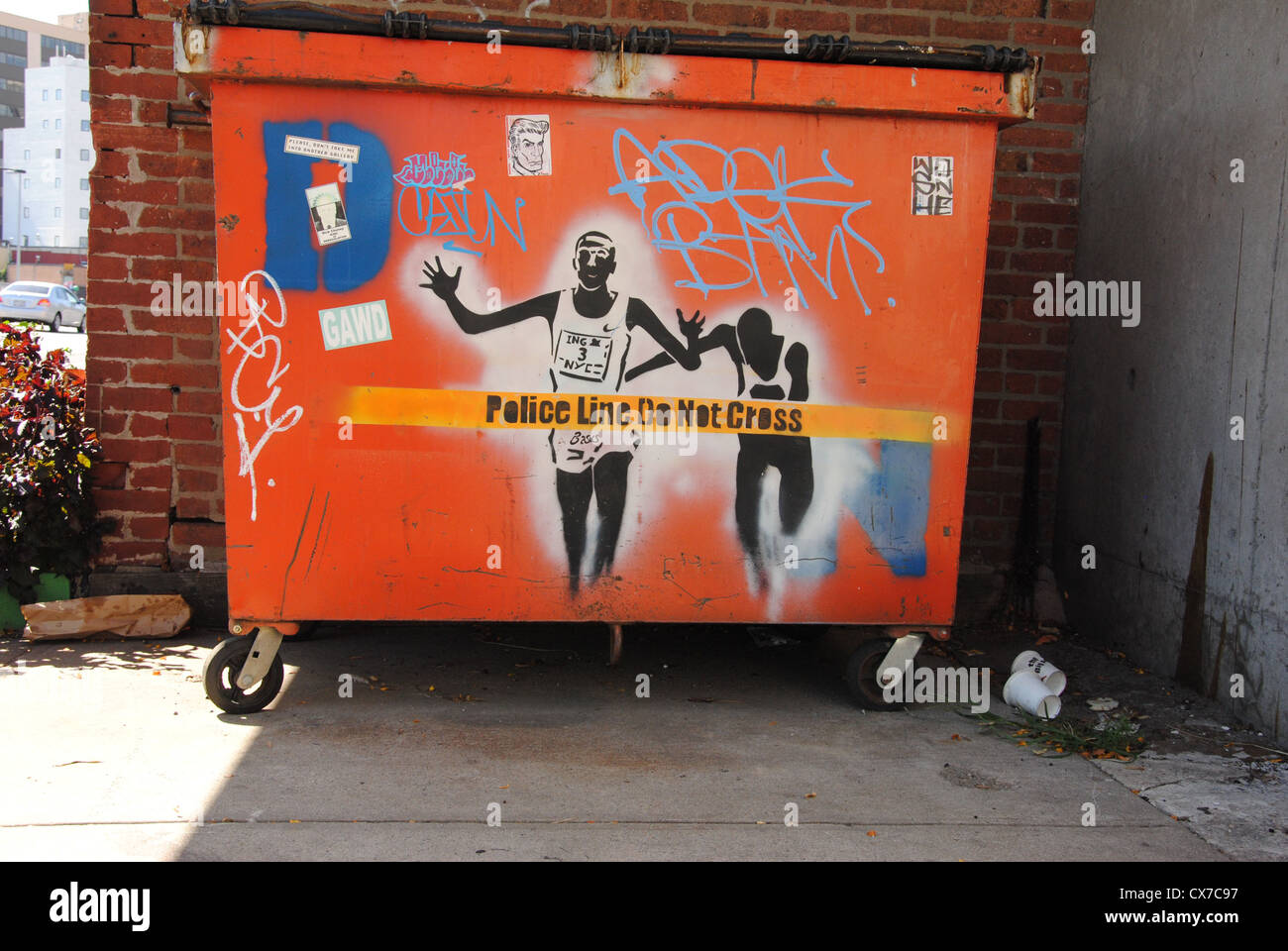Polizei-Linie nicht überqueren, Graffiti, Long Island City, New York City, USA Stockfoto