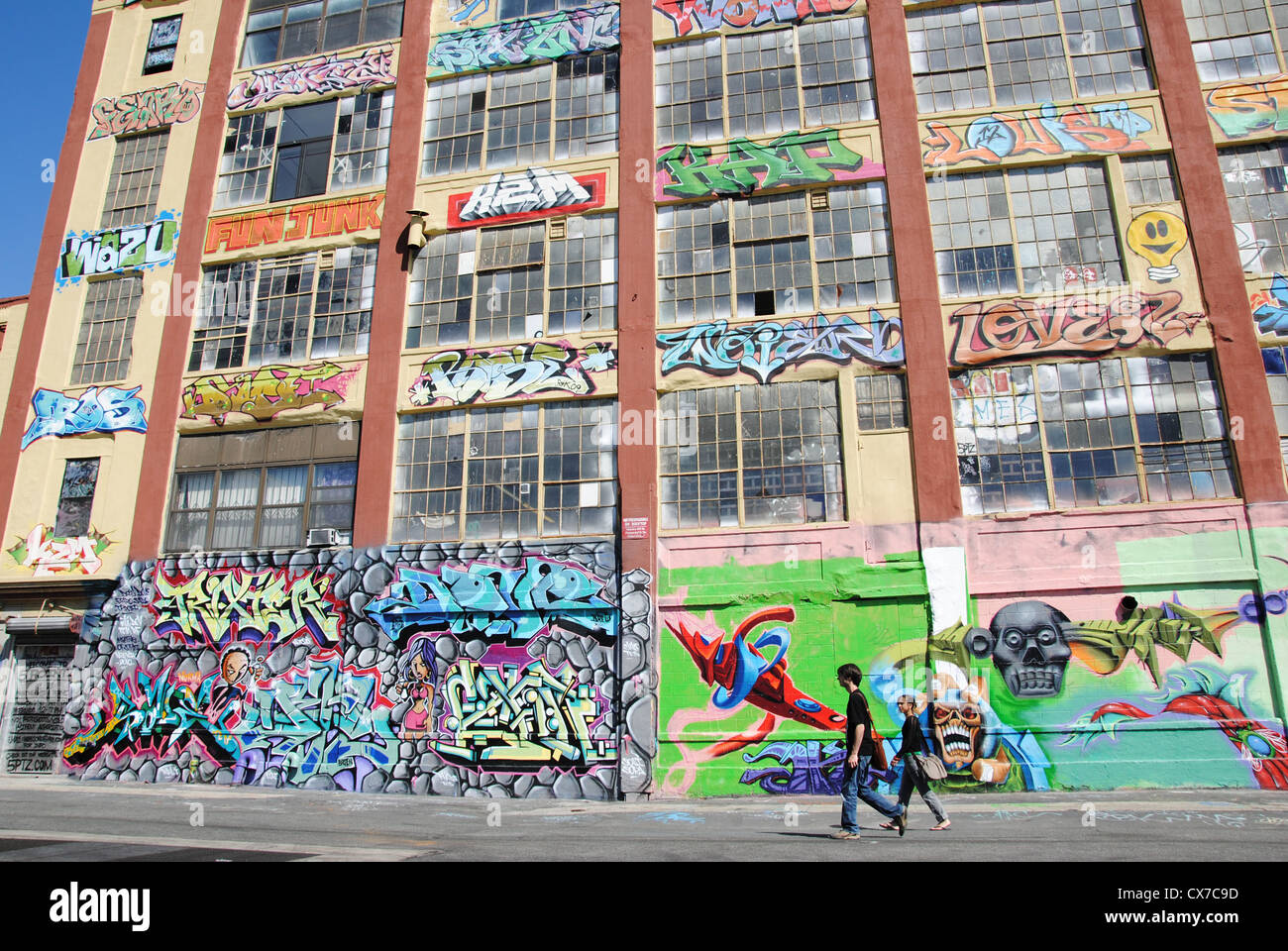 Graffiti verzierte Gebäude, Long Island City, New York Stockfoto