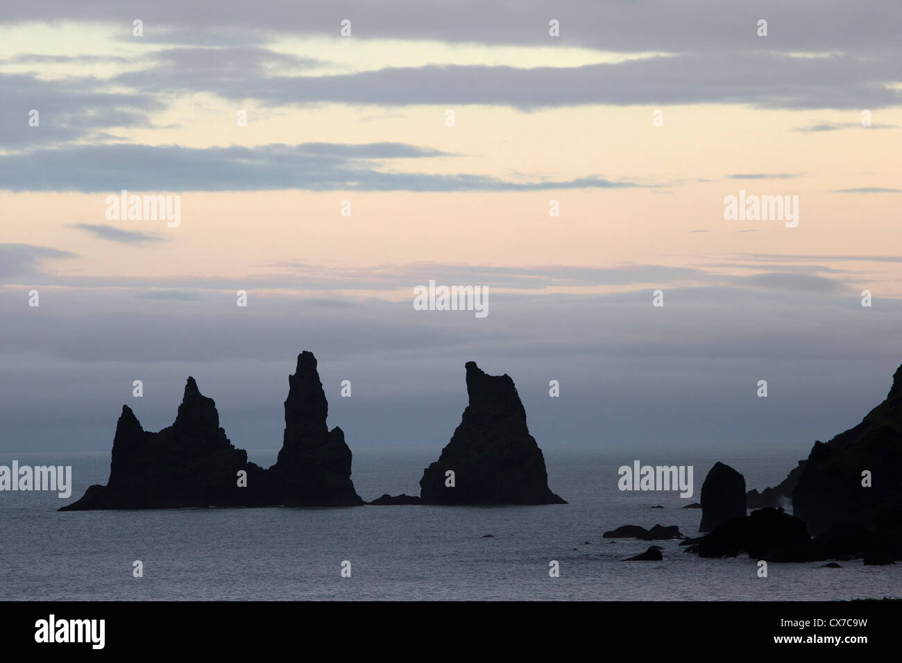 Reynisdrangar (Basalt-Meer-Stacks) in Vik (Vik ich Myrdal), Süd-Island Stockfoto