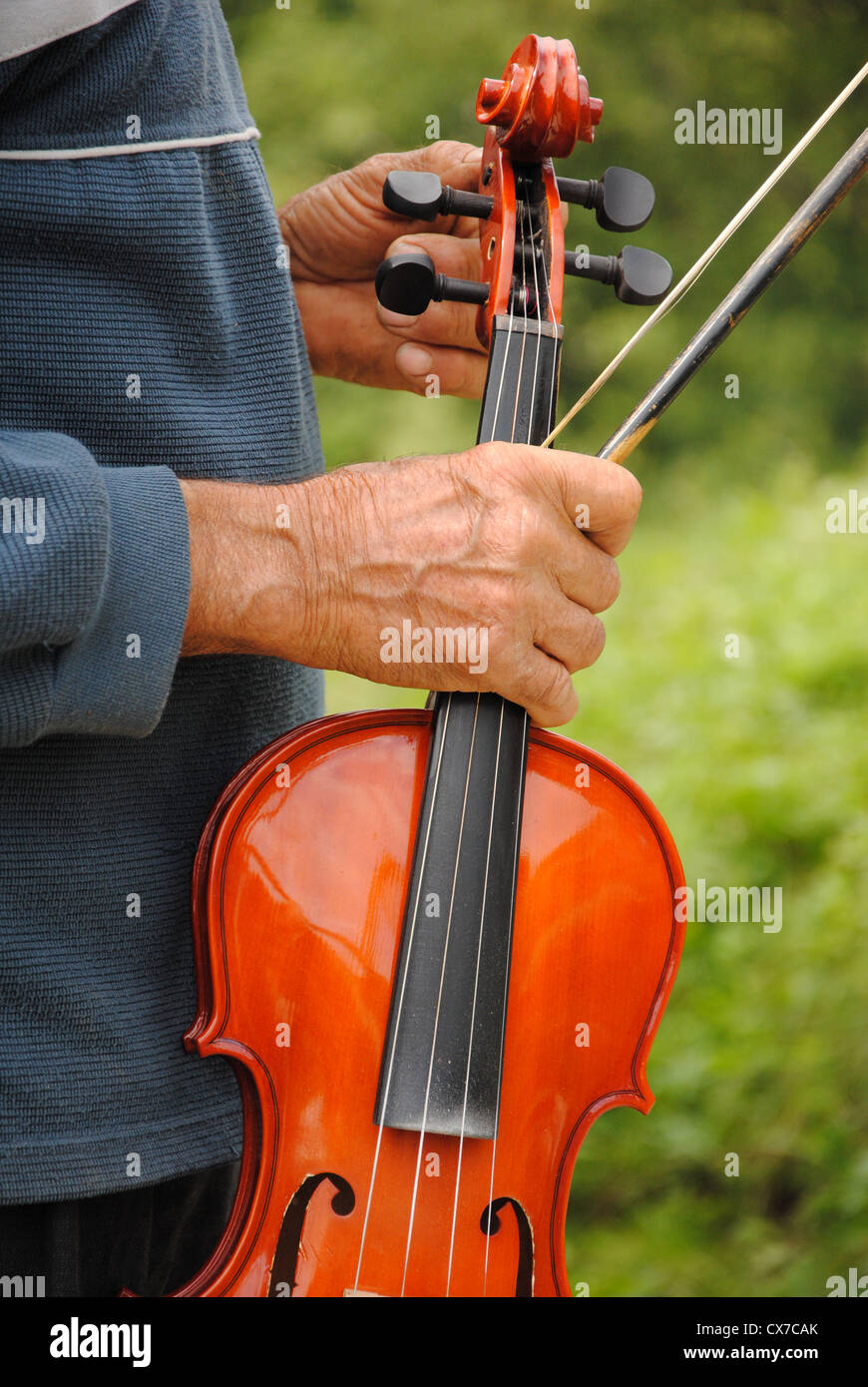 Bauer-Mann mit Geige, Maramures, Rumänien Stockfoto