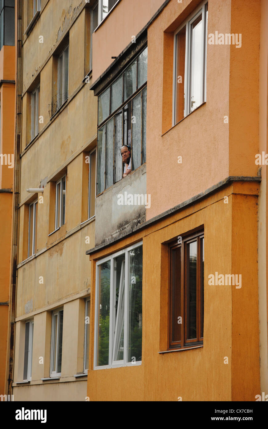 Frau am Fenster im ehemaligen kommunistischen Stadt von Sighet, Nordrumänien Stockfoto